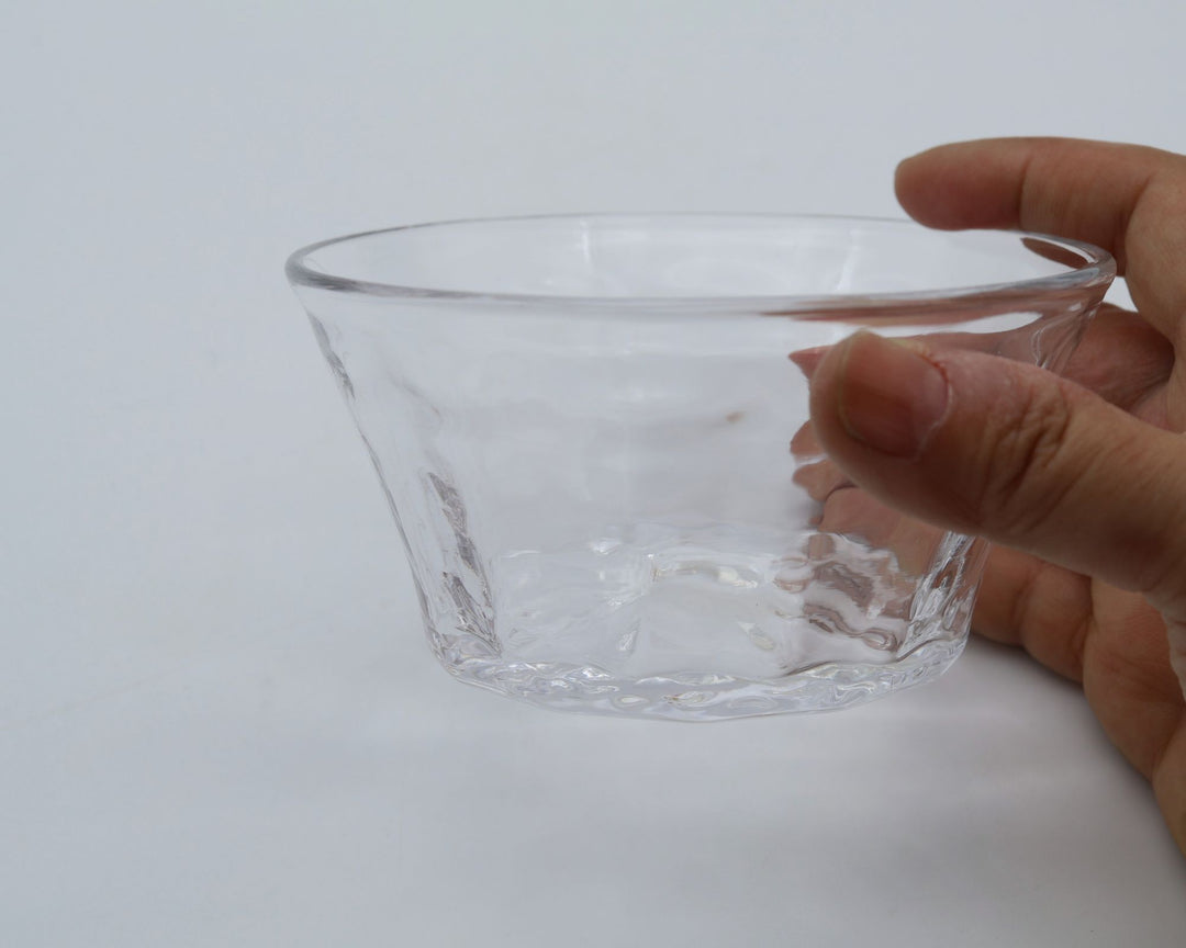 glass apartment 21gの「モール小鉢」。すっきりと広がる逆台形のクリアなガラスに、波打つような優しいモールが施されたシンプルな引き算の琉球ガラスの小鉢。
