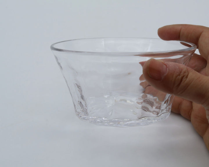 glass apartment 21gの「モール小鉢」。すっきりと広がる逆台形のクリアなガラスに、波打つような優しいモールが施されたシンプルな引き算の琉球ガラスの小鉢。