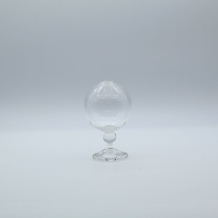 glass apartment 21g・ichico作の琉球ガラスの一輪挿し「地球儀いちりん」。文字通り真ん丸な球体フォルムと、すっきりとした脚付きのデザインが美しい。オブジェとしても。
