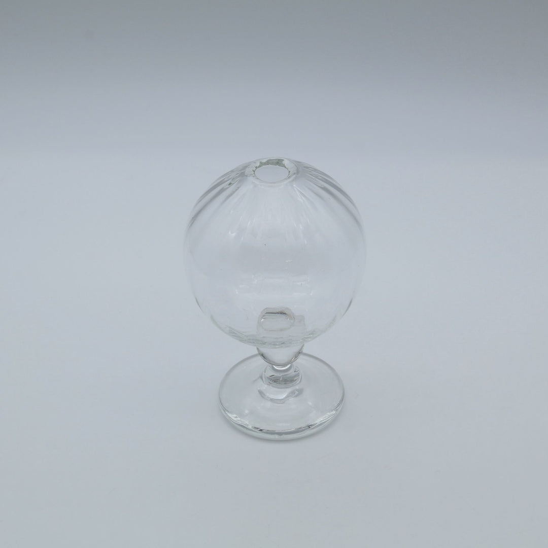 glass apartment 21g・ichico作の琉球ガラスの一輪挿し「地球儀いちりん」。文字通り真ん丸な球体フォルムと、すっきりとした脚付きのデザインが美しい。オブジェとしても。