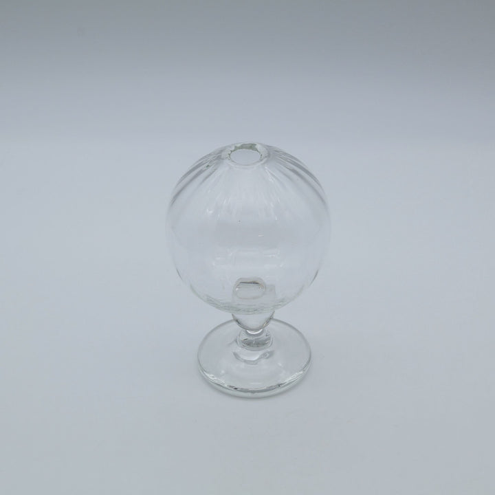 glass apartment 21g・ichico作の琉球ガラスの一輪挿し「地球儀いちりん」。文字通り真ん丸な球体フォルムと、すっきりとした脚付きのデザインが美しい。オブジェとしても。