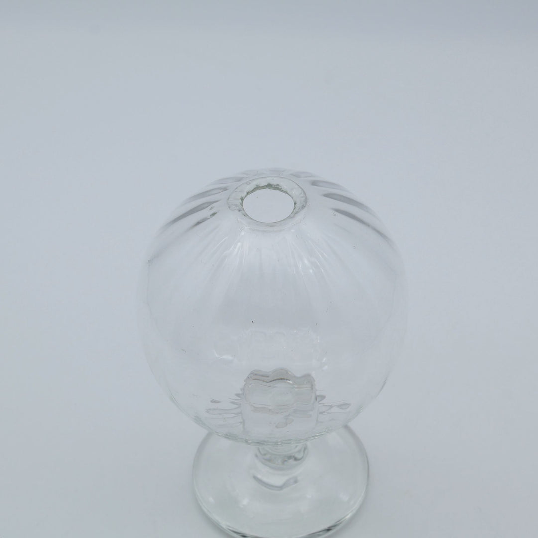 glass apartment 21g・ichico作の琉球ガラスの一輪挿し「地球儀いちりん」。文字通り真ん丸な球体フォルムと、すっきりとした脚付きのデザインが美しい。オブジェとしても。