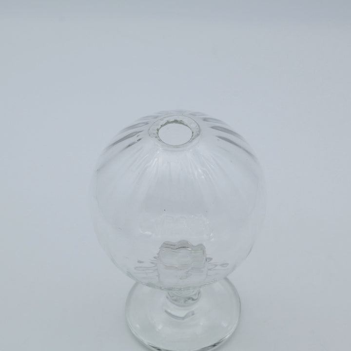 glass apartment 21g・ichico作の琉球ガラスの一輪挿し「地球儀いちりん」。文字通り真ん丸な球体フォルムと、すっきりとした脚付きのデザインが美しい。オブジェとしても。
