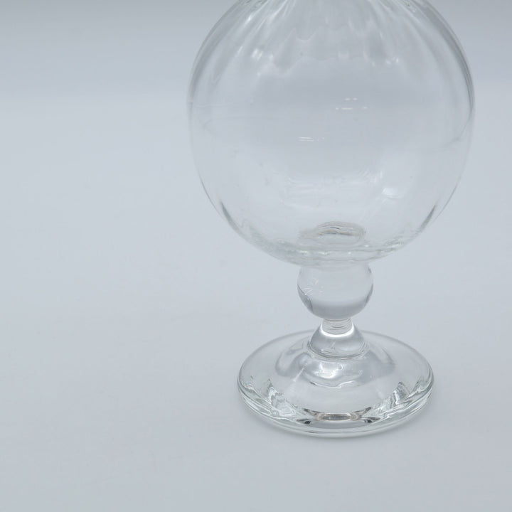 glass apartment 21g・ichico作の琉球ガラスの一輪挿し「地球儀いちりん」。文字通り真ん丸な球体フォルムと、すっきりとした脚付きのデザインが美しい。オブジェとしても。