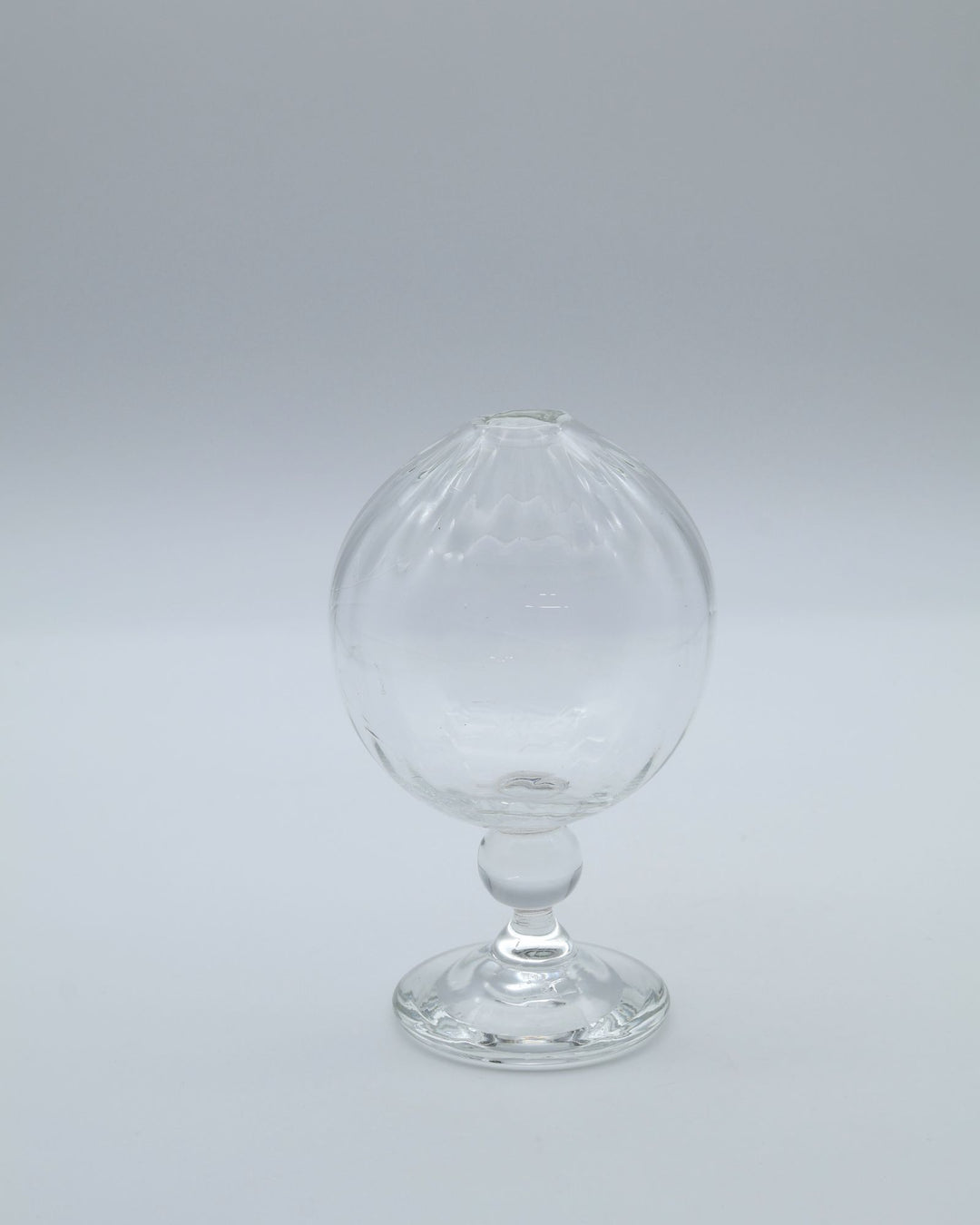 glass apartment 21g・ichico作の琉球ガラスの一輪挿し「地球儀いちりん」。文字通り真ん丸な球体フォルムと、すっきりとした脚付きのデザインが美しい。オブジェとしても。