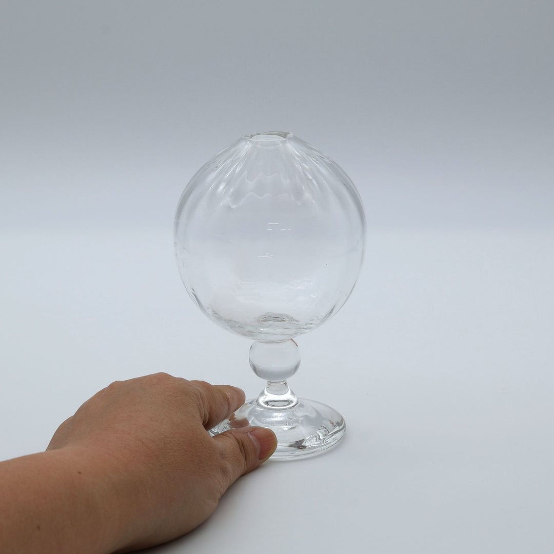 glass apartment 21g・ichico作の琉球ガラスの一輪挿し「地球儀いちりん」。文字通り真ん丸な球体フォルムと、すっきりとした脚付きのデザインが美しい。オブジェとしても。