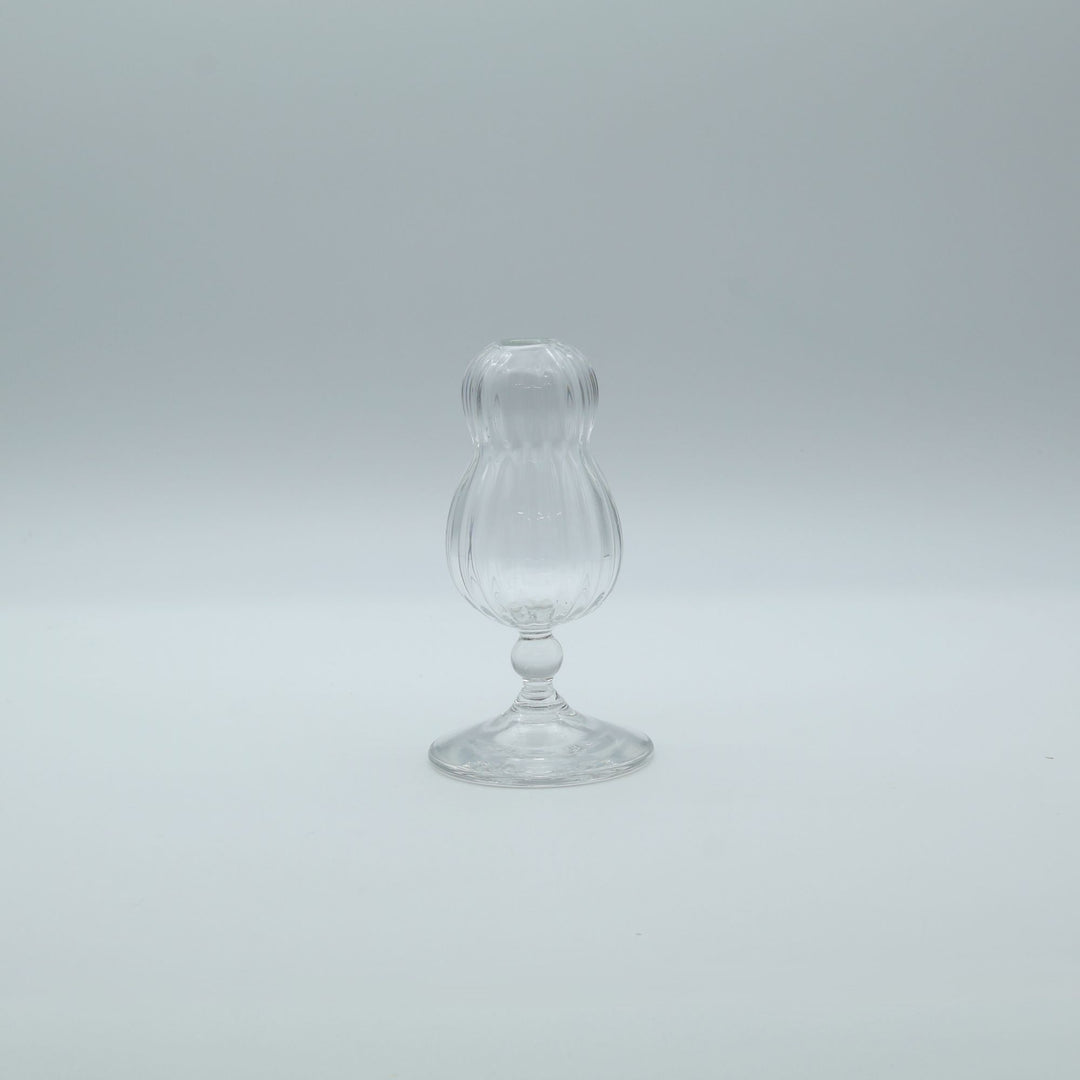 glass apartment 21g・ichico作のガラスの一輪挿し「BUDDY VASE」。ふっくらとしたひょうたん型のフォルムに縦のモール模様が施された、クリアで美しい琉球ガラス。