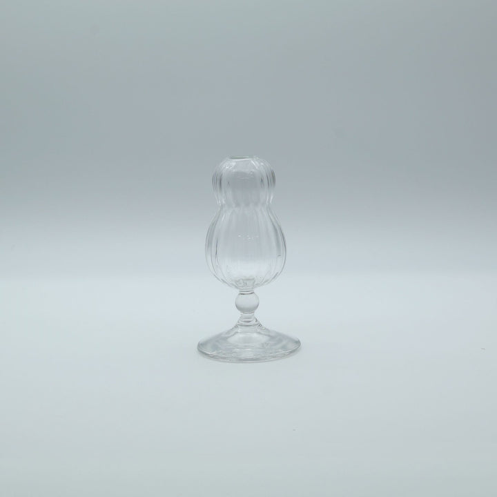 glass apartment 21g・ichico作のガラスの一輪挿し「BUDDY VASE」。ふっくらとしたひょうたん型のフォルムに縦のモール模様が施された、クリアで美しい琉球ガラス。