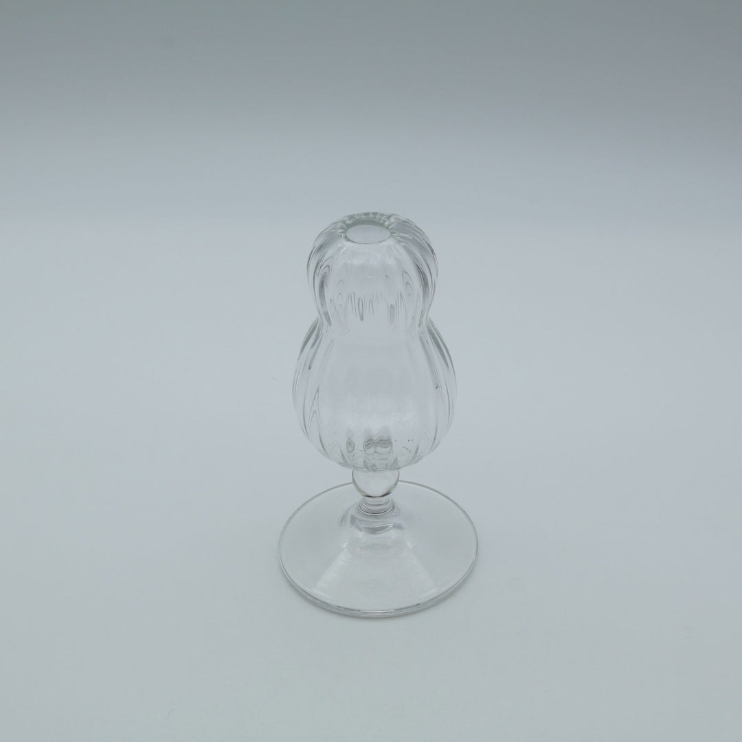 glass apartment 21g・ichico作のガラスの一輪挿し「BUDDY VASE」。ふっくらとしたひょうたん型のフォルムに縦のモール模様が施された、クリアで美しい琉球ガラス。