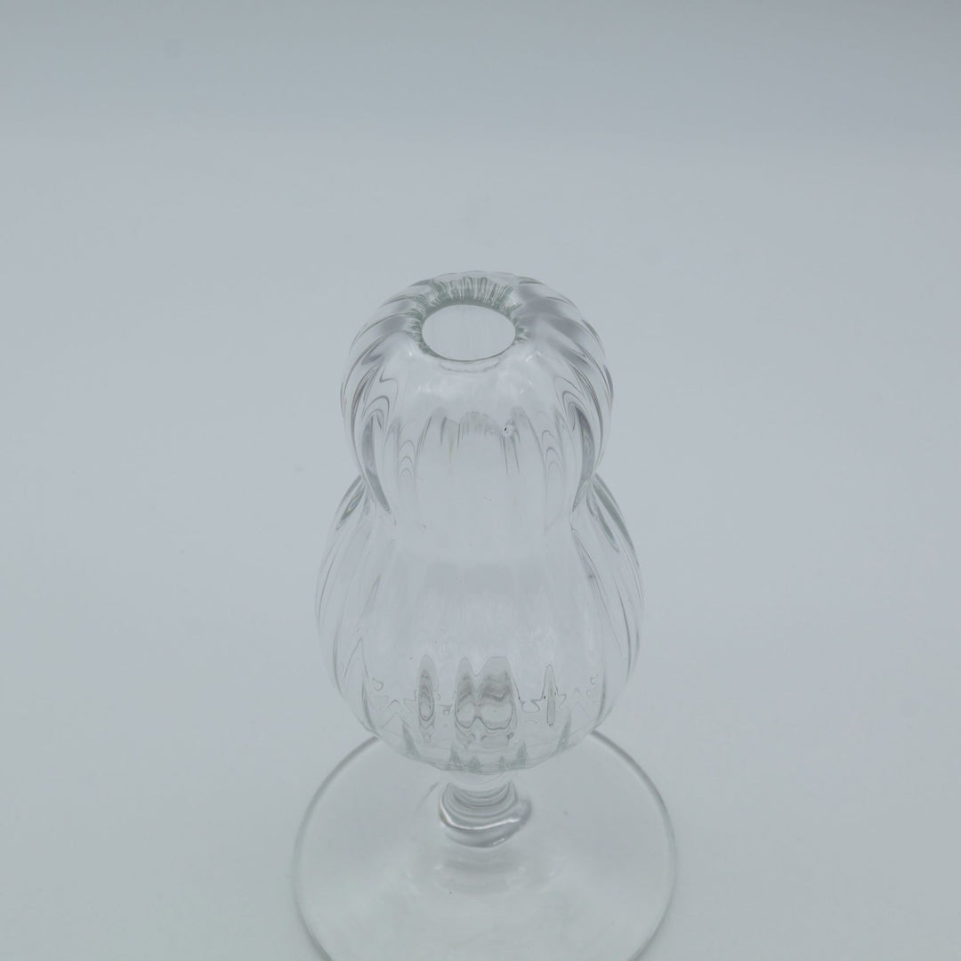 glass apartment 21g・ichico作のガラスの一輪挿し「BUDDY VASE」。ふっくらとしたひょうたん型のフォルムに縦のモール模様が施された、クリアで美しい琉球ガラス。
