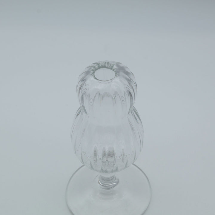 glass apartment 21g・ichico作のガラスの一輪挿し「BUDDY VASE」。ふっくらとしたひょうたん型のフォルムに縦のモール模様が施された、クリアで美しい琉球ガラス。