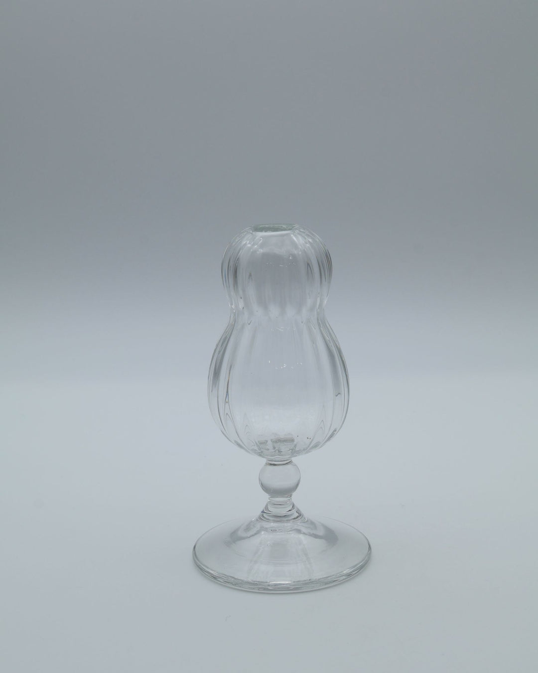 glass apartment 21g・ichico作のガラスの一輪挿し「BUDDY VASE」。ふっくらとしたひょうたん型のフォルムに縦のモール模様が施された、クリアで美しい琉球ガラス。