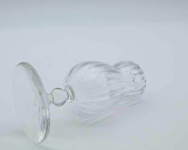 glass apartment 21g・ichico作のガラスの一輪挿し「BUDDY VASE」。ふっくらとしたひょうたん型のフォルムに縦のモール模様が施された、クリアで美しい琉球ガラス。