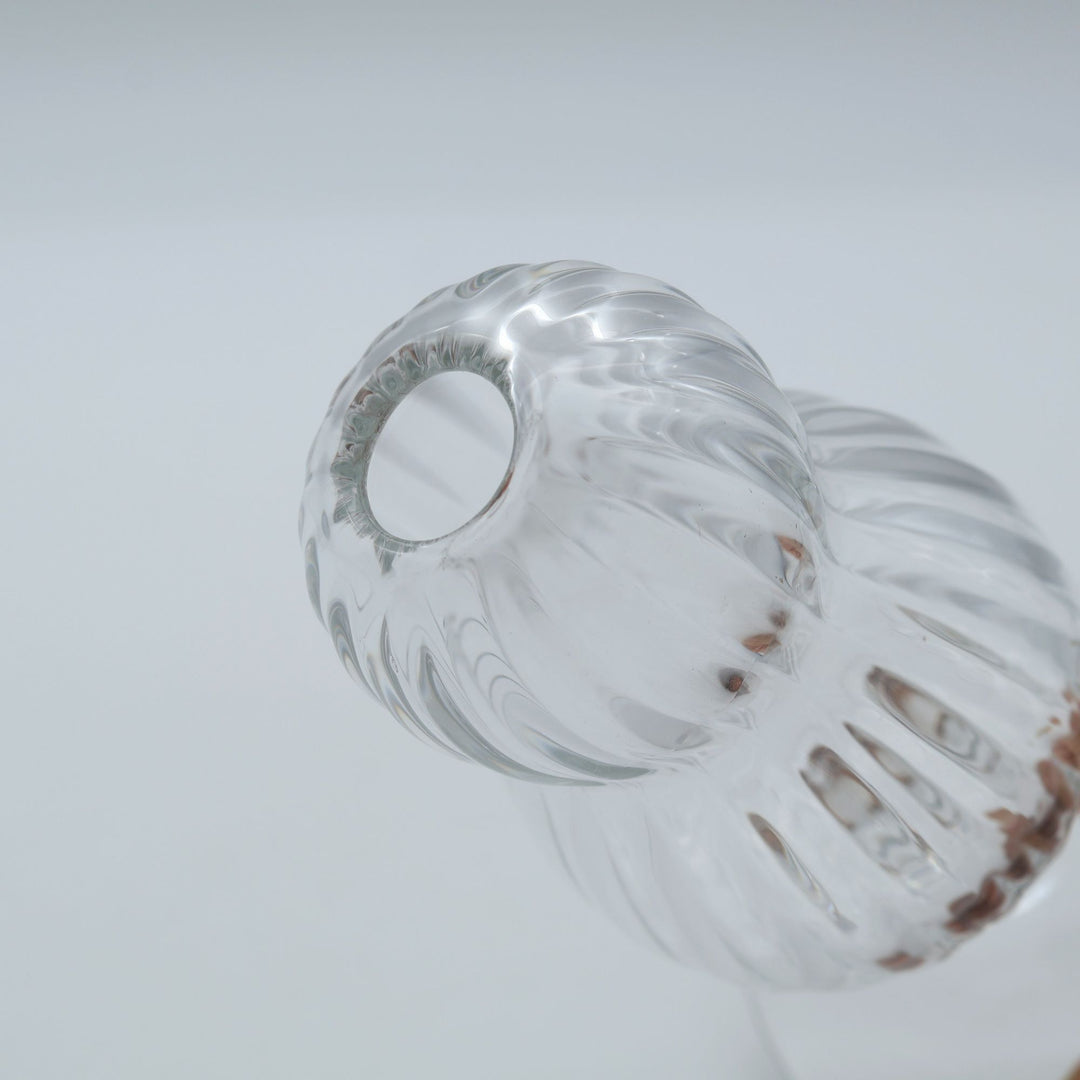 glass apartment 21g・ichico作のガラスの一輪挿し「BUDDY VASE」。ふっくらとしたひょうたん型のフォルムに縦のモール模様が施された、クリアで美しい琉球ガラス。