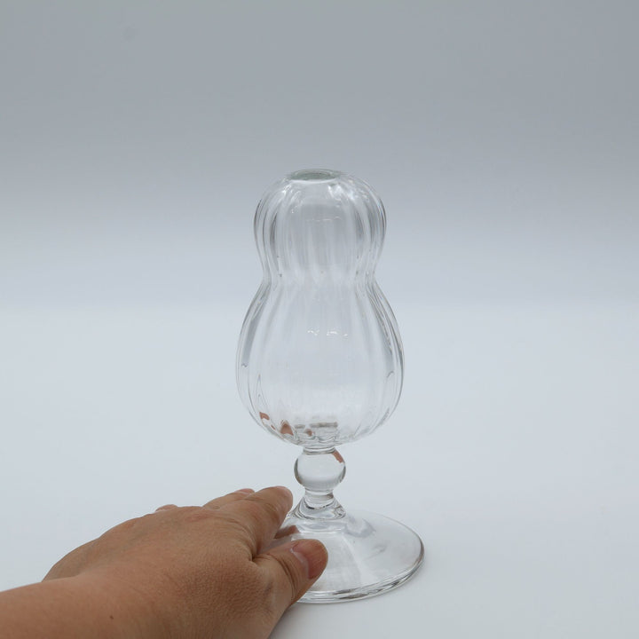 glass apartment 21g・ichico作のガラスの一輪挿し「BUDDY VASE」。ふっくらとしたひょうたん型のフォルムに縦のモール模様が施された、クリアで美しい琉球ガラス。