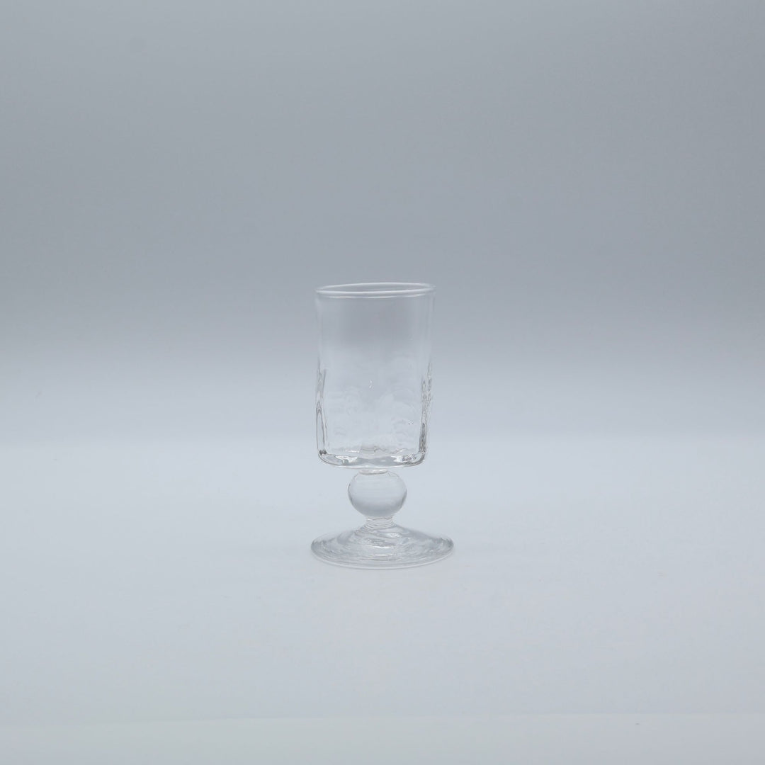 glass apartment 21g / ichico作のステムグラス「懐かしき日々に」。すっきりと立ち上がるシリンダー型のフォルムと、わずかに傾いた有機的な佇まいが魅力の琉球ガラス。