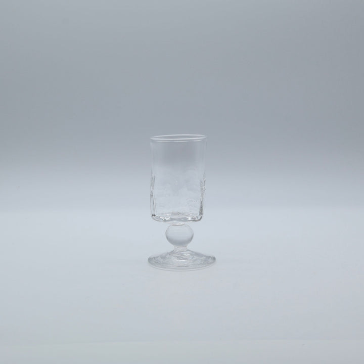 glass apartment 21g / ichico作のステムグラス「懐かしき日々に」。すっきりと立ち上がるシリンダー型のフォルムと、わずかに傾いた有機的な佇まいが魅力の琉球ガラス。