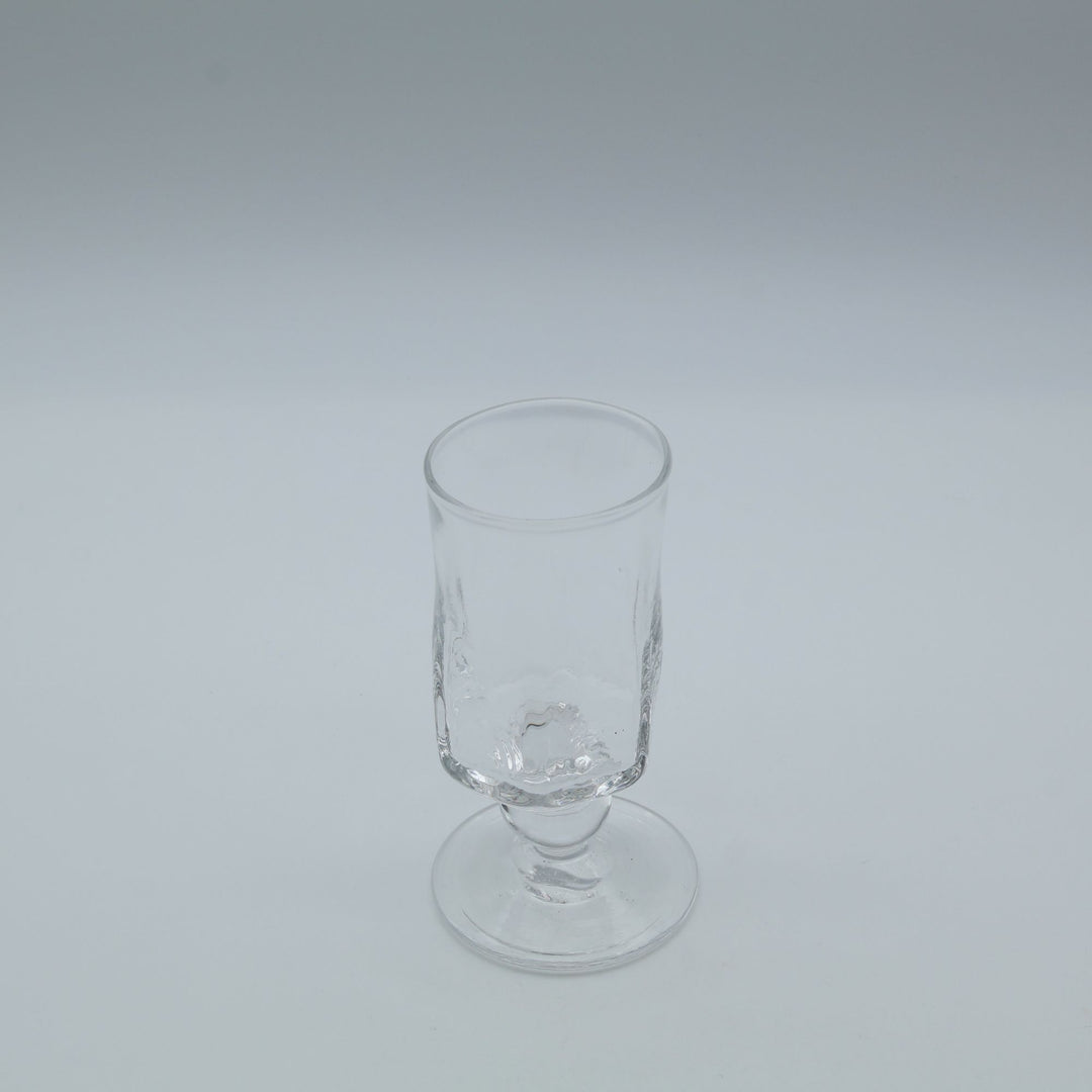 glass apartment 21g / ichico作のステムグラス「懐かしき日々に」。すっきりと立ち上がるシリンダー型のフォルムと、わずかに傾いた有機的な佇まいが魅力の琉球ガラス。