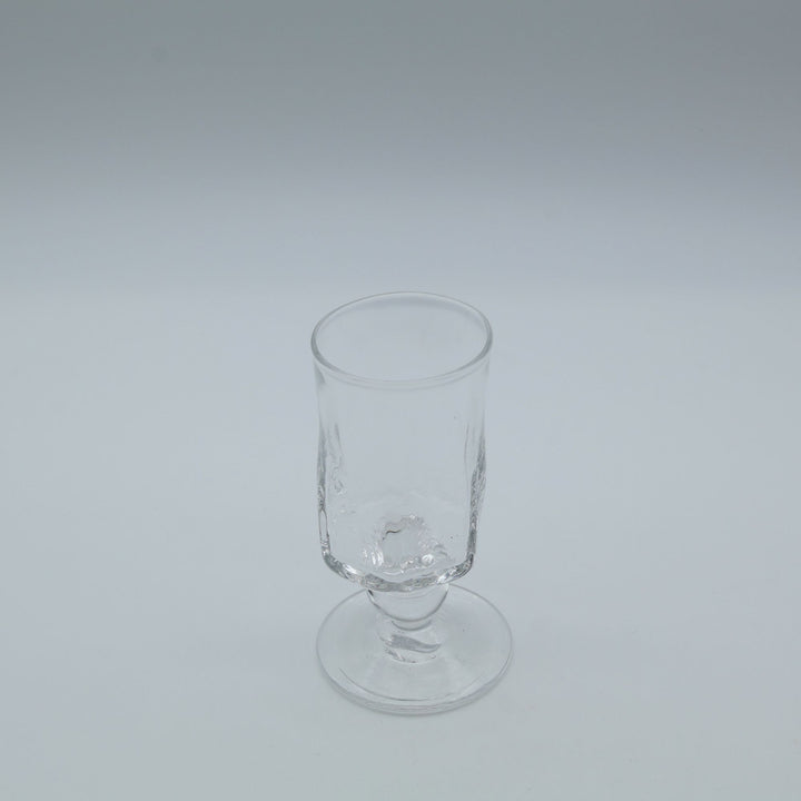 glass apartment 21g / ichico作のステムグラス「懐かしき日々に」。すっきりと立ち上がるシリンダー型のフォルムと、わずかに傾いた有機的な佇まいが魅力の琉球ガラス。