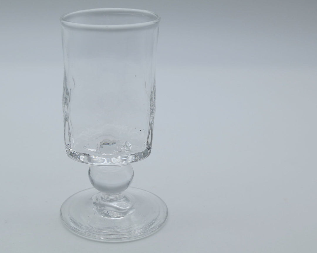 glass apartment 21g / ichico作のステムグラス「懐かしき日々に」。すっきりと立ち上がるシリンダー型のフォルムと、わずかに傾いた有機的な佇まいが魅力の琉球ガラス。