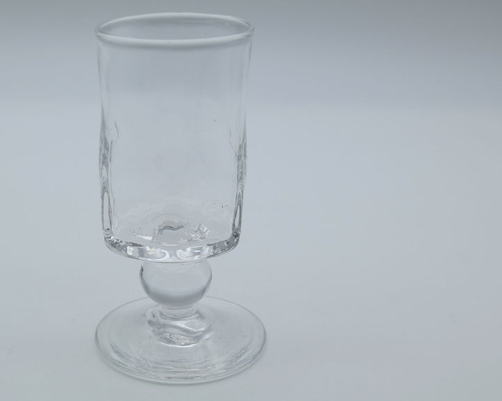 glass apartment 21g / ichico作のステムグラス「懐かしき日々に」。すっきりと立ち上がるシリンダー型のフォルムと、わずかに傾いた有機的な佇まいが魅力の琉球ガラス。