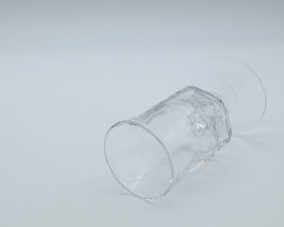 glass apartment 21g / ichico作のステムグラス「懐かしき日々に」。すっきりと立ち上がるシリンダー型のフォルムと、わずかに傾いた有機的な佇まいが魅力の琉球ガラス。