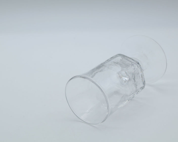 glass apartment 21g / ichico作のステムグラス「懐かしき日々に」。すっきりと立ち上がるシリンダー型のフォルムと、わずかに傾いた有機的な佇まいが魅力の琉球ガラス。