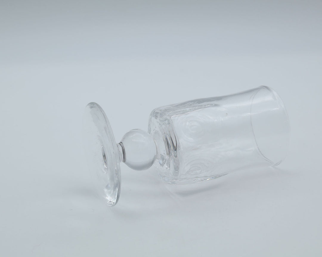 glass apartment 21g / ichico作のステムグラス「懐かしき日々に」。すっきりと立ち上がるシリンダー型のフォルムと、わずかに傾いた有機的な佇まいが魅力の琉球ガラス。