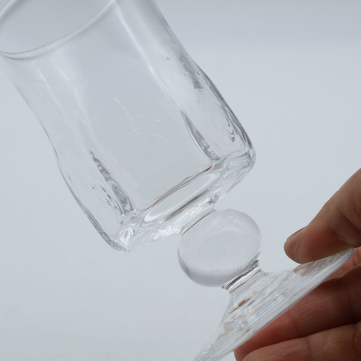 glass apartment 21g / ichico作のステムグラス「懐かしき日々に」。すっきりと立ち上がるシリンダー型のフォルムと、わずかに傾いた有機的な佇まいが魅力の琉球ガラス。