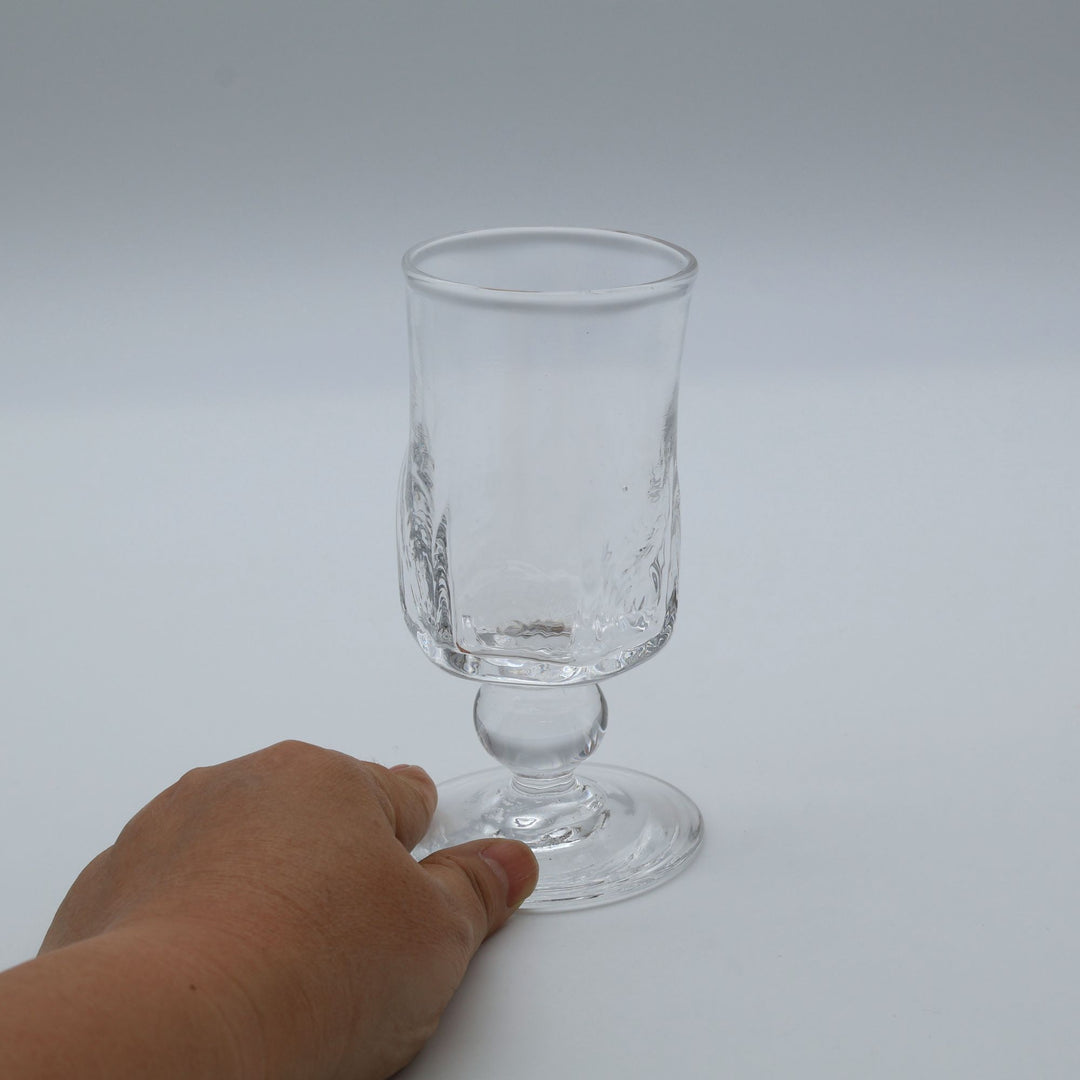 glass apartment 21g / ichico作のステムグラス「懐かしき日々に」。すっきりと立ち上がるシリンダー型のフォルムと、わずかに傾いた有機的な佇まいが魅力の琉球ガラス。