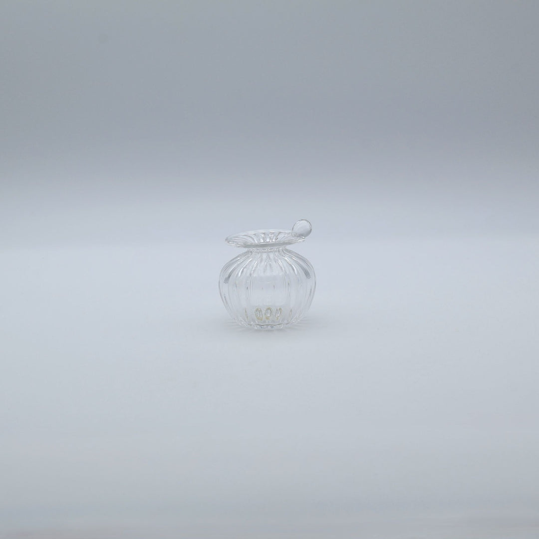 glass apartment 21g ichico作「つゆの花入れ」。口元に添えられた一滴の露のような突起と縦モールが美しい小ぶりの琉球ガラスの一輪挿し（canosa取扱）