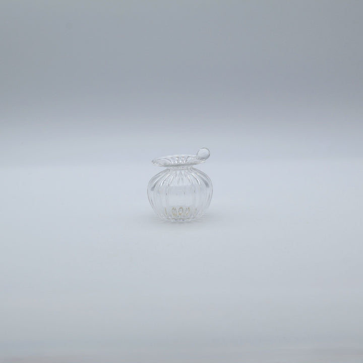 glass apartment 21g ichico作「つゆの花入れ」。口元に添えられた一滴の露のような突起と縦モールが美しい小ぶりの琉球ガラスの一輪挿し（canosa取扱）
