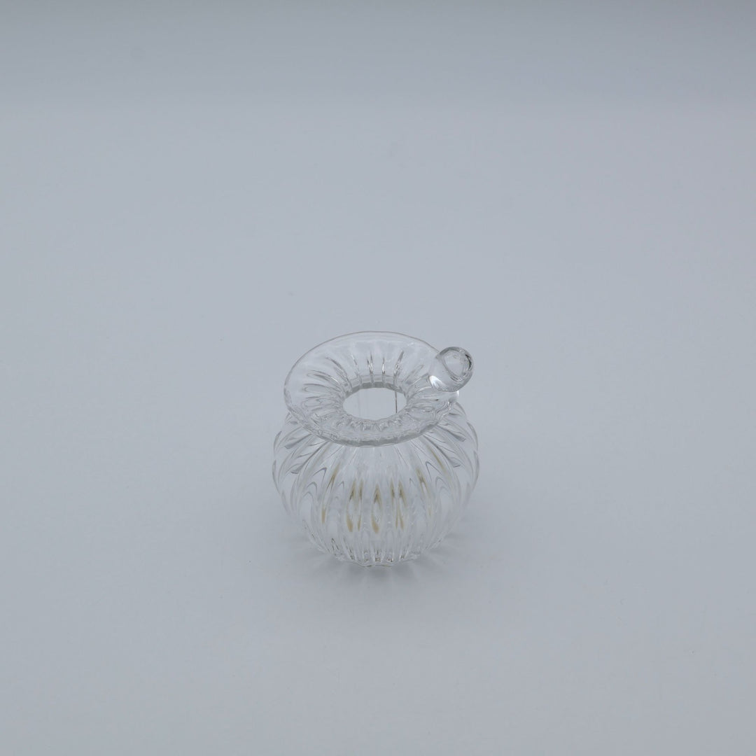 glass apartment 21g ichico作「つゆの花入れ」。口元に添えられた一滴の露のような突起と縦モールが美しい小ぶりの琉球ガラスの一輪挿し（canosa取扱）