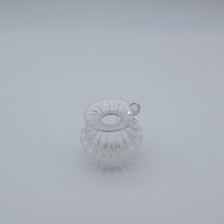 glass apartment 21g ichico作「つゆの花入れ」。口元に添えられた一滴の露のような突起と縦モールが美しい小ぶりの琉球ガラスの一輪挿し（canosa取扱）