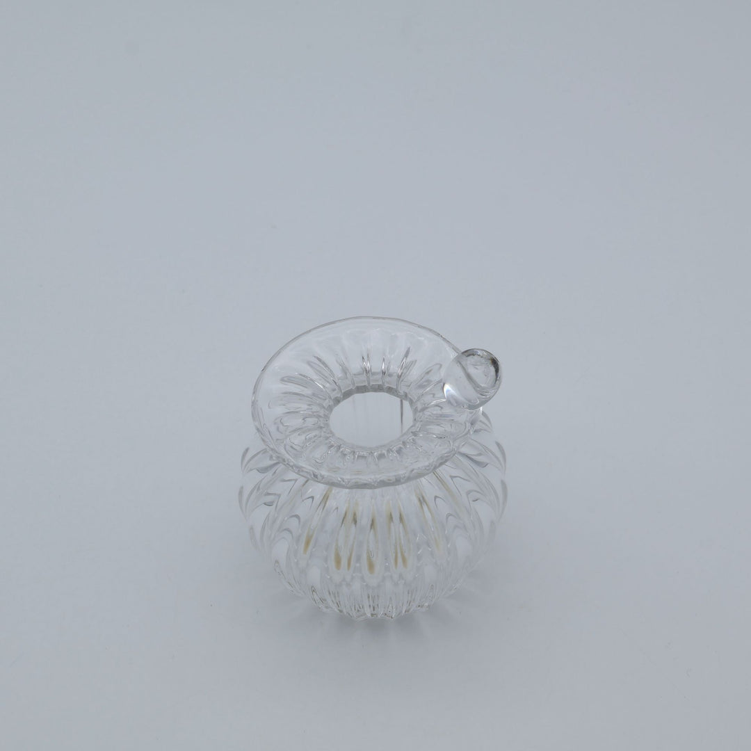 glass apartment 21g ichico作「つゆの花入れ」。口元に添えられた一滴の露のような突起と縦モールが美しい小ぶりの琉球ガラスの一輪挿し（canosa取扱）