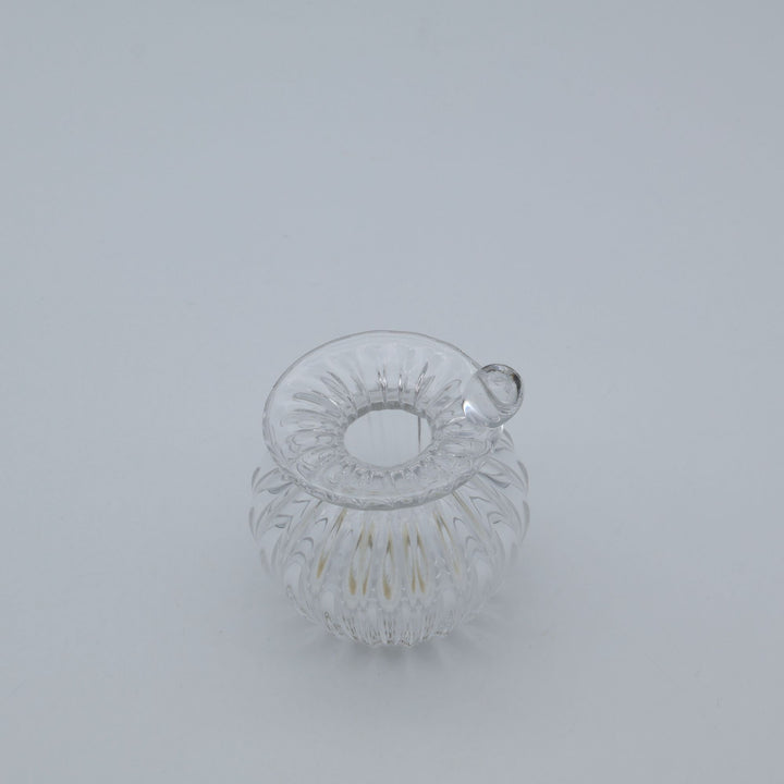 glass apartment 21g ichico作「つゆの花入れ」。口元に添えられた一滴の露のような突起と縦モールが美しい小ぶりの琉球ガラスの一輪挿し（canosa取扱）