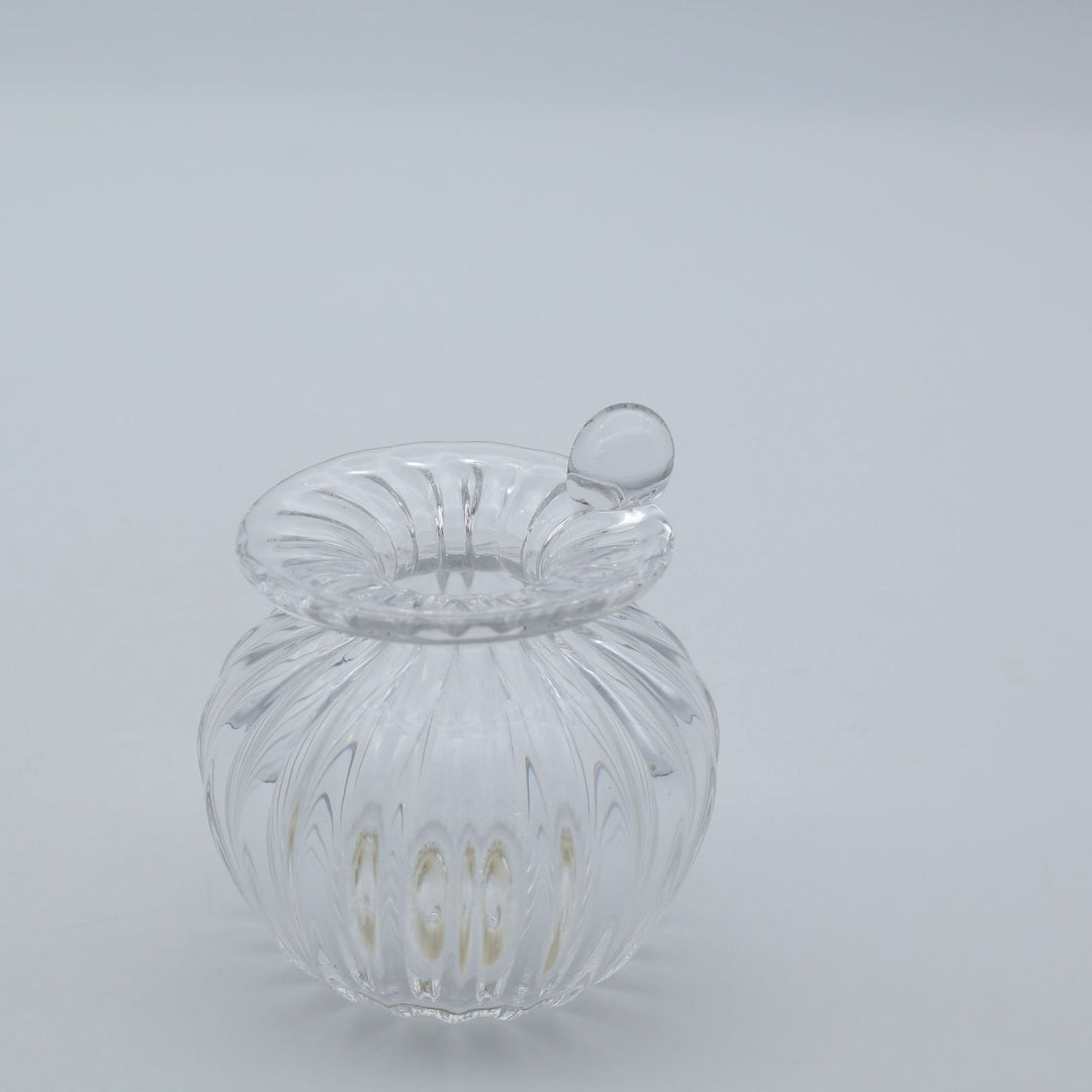 glass apartment 21g ichico作「つゆの花入れ」。口元に添えられた一滴の露のような突起と縦モールが美しい小ぶりの琉球ガラスの一輪挿し（canosa取扱）