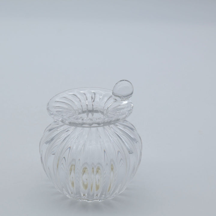 glass apartment 21g ichico作「つゆの花入れ」。口元に添えられた一滴の露のような突起と縦モールが美しい小ぶりの琉球ガラスの一輪挿し（canosa取扱）