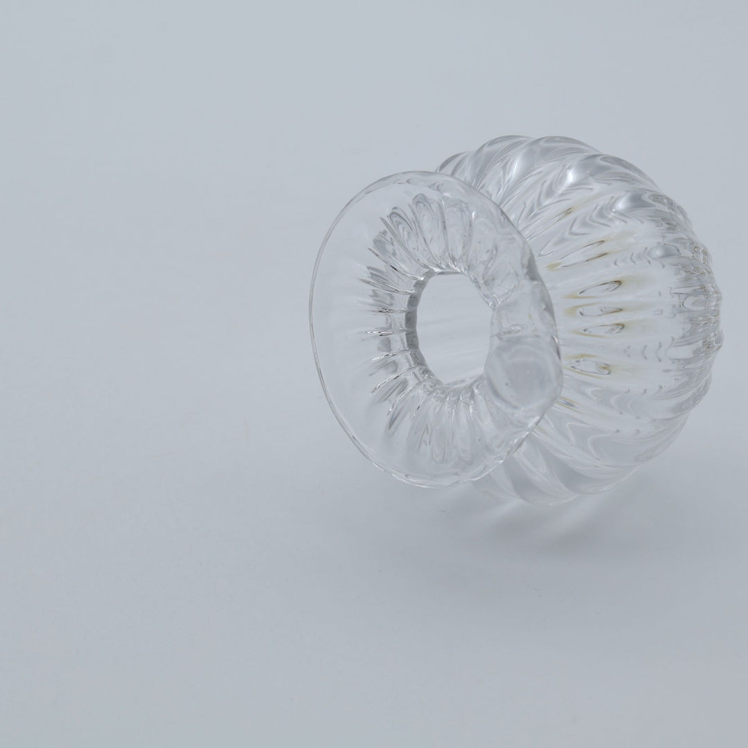 glass apartment 21g ichico作「つゆの花入れ」。口元に添えられた一滴の露のような突起と縦モールが美しい小ぶりの琉球ガラスの一輪挿し（canosa取扱）