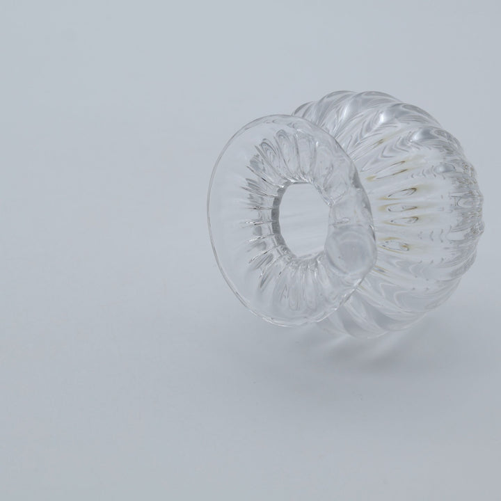 glass apartment 21g ichico作「つゆの花入れ」。口元に添えられた一滴の露のような突起と縦モールが美しい小ぶりの琉球ガラスの一輪挿し（canosa取扱）