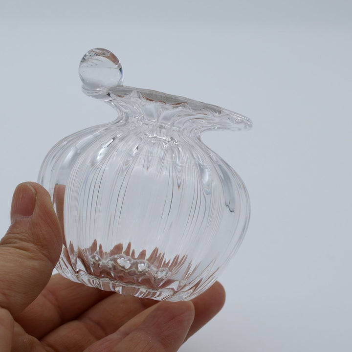 glass apartment 21g ichico作「つゆの花入れ」。口元に添えられた一滴の露のような突起と縦モールが美しい小ぶりの琉球ガラスの一輪挿し（canosa取扱）