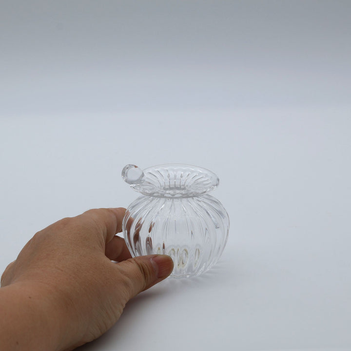 glass apartment 21g ichico作「つゆの花入れ」。口元に添えられた一滴の露のような突起と縦モールが美しい小ぶりの琉球ガラスの一輪挿し（canosa取扱）