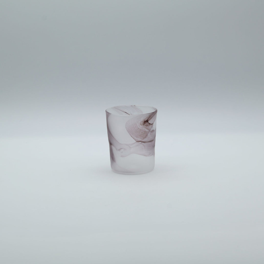 glass apartment 21g・ichico作の「自運ガラス」ロックグラス。すりガラスのようなやわらかな白地に、墨がマーブル模様のように滲むように施された琉球ガラス。