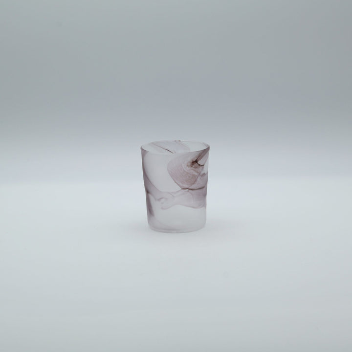 glass apartment 21g・ichico作の「自運ガラス」ロックグラス。すりガラスのようなやわらかな白地に、墨がマーブル模様のように滲むように施された琉球ガラス。