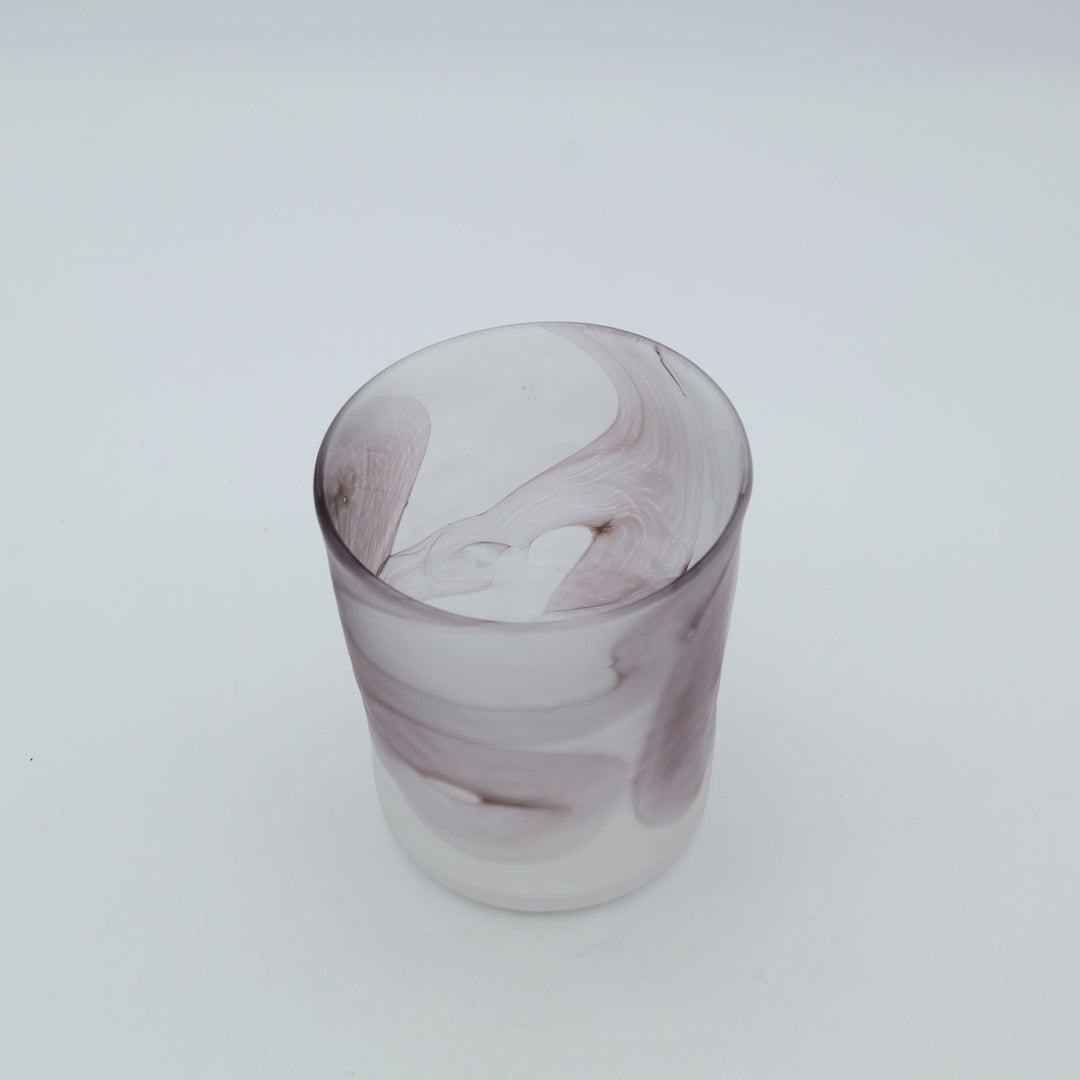 glass apartment 21g・ichico作の「自運ガラス」ロックグラス。すりガラスのようなやわらかな白地に、墨がマーブル模様のように滲むように施された琉球ガラス。