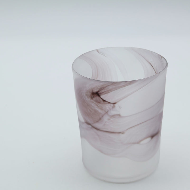 glass apartment 21g・ichico作の「自運ガラス」ロックグラス。すりガラスのようなやわらかな白地に、墨がマーブル模様のように滲むように施された琉球ガラス。