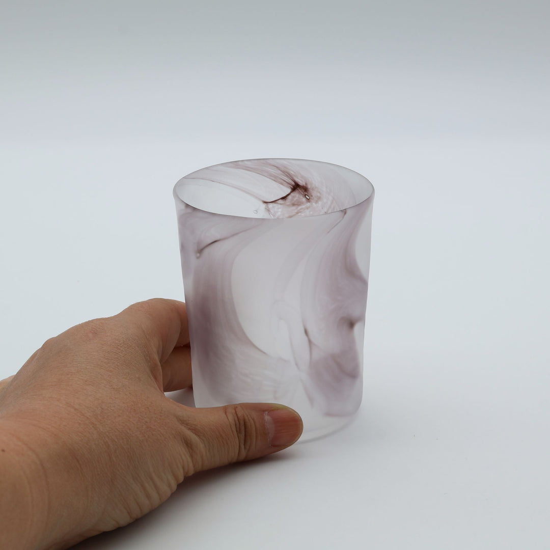 glass apartment 21g・ichico作の「自運ガラス」ロックグラス。すりガラスのようなやわらかな白地に、墨がマーブル模様のように滲むように施された琉球ガラス。