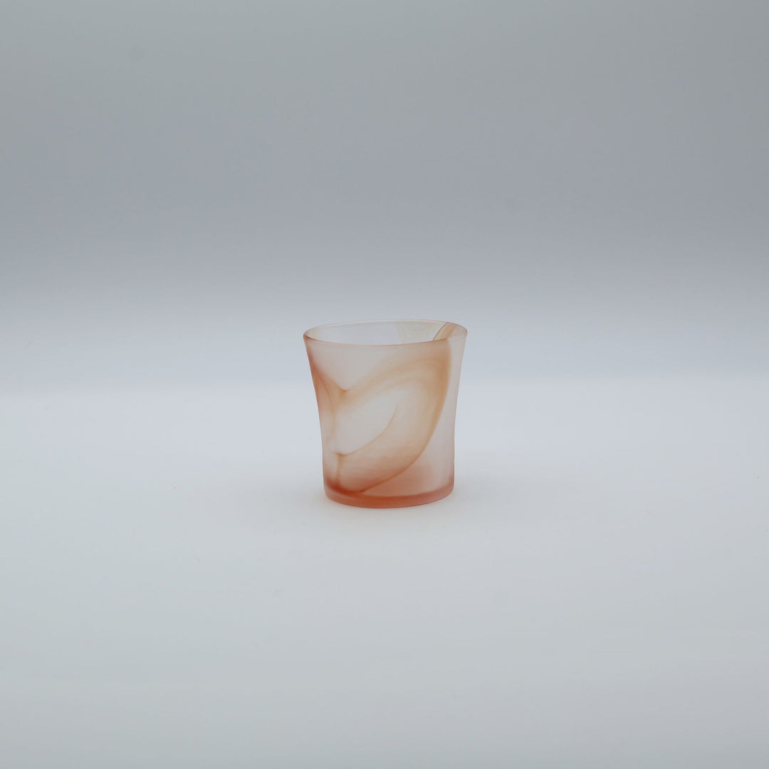 glass apartment 21g・ichico作の「自運ガラス」ロックグラス。すりガラスのようなやわらかな白地に、朱色の優しいマーブル模様が滲むように施された琉球ガラス。