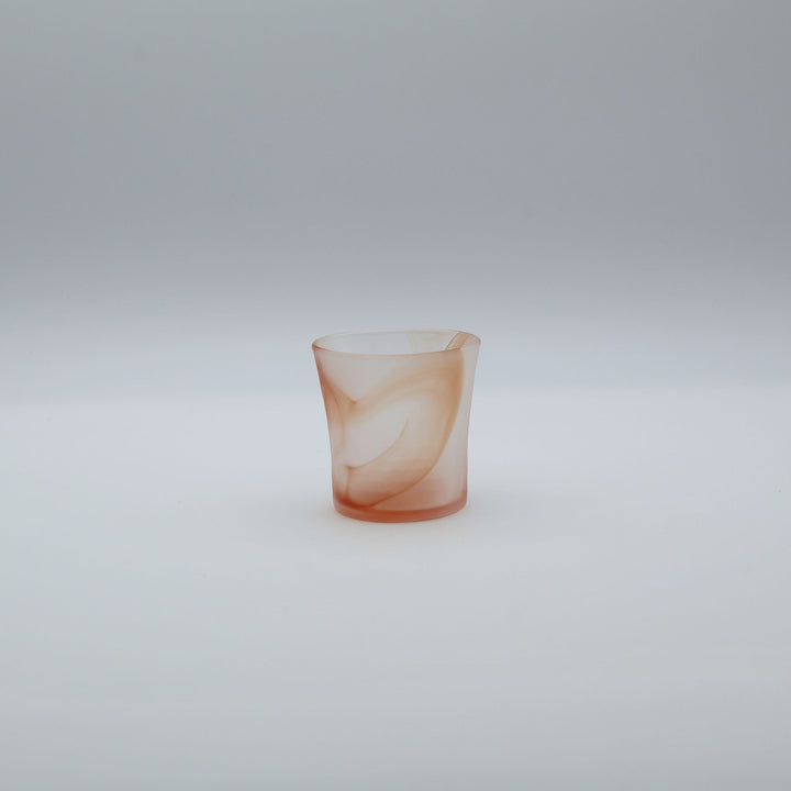 glass apartment 21g・ichico作の「自運ガラス」ロックグラス。すりガラスのようなやわらかな白地に、朱色の優しいマーブル模様が滲むように施された琉球ガラス。