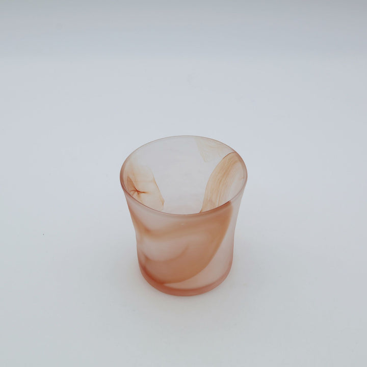 glass apartment 21g・ichico作の「自運ガラス」ロックグラス。すりガラスのようなやわらかな白地に、朱色の優しいマーブル模様が滲むように施された琉球ガラス。